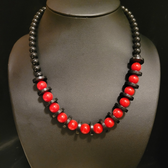Vintage Red & Black Beaded Necklace - Picture 2 of 4
